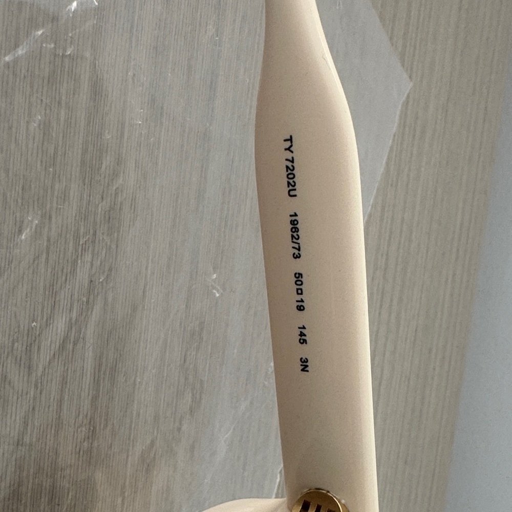 Chic Tory Burch Cream Sunglasses - Picture 2 of 6